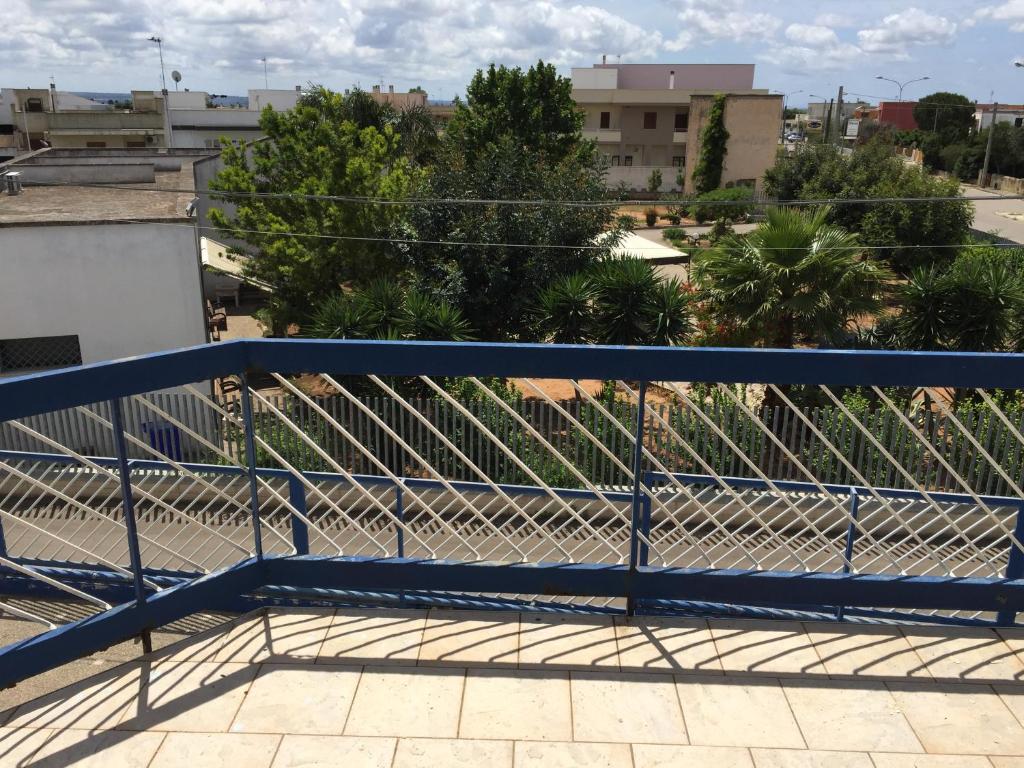 马蒂诺Matino Apartments的阳台顶部的蓝色栏杆