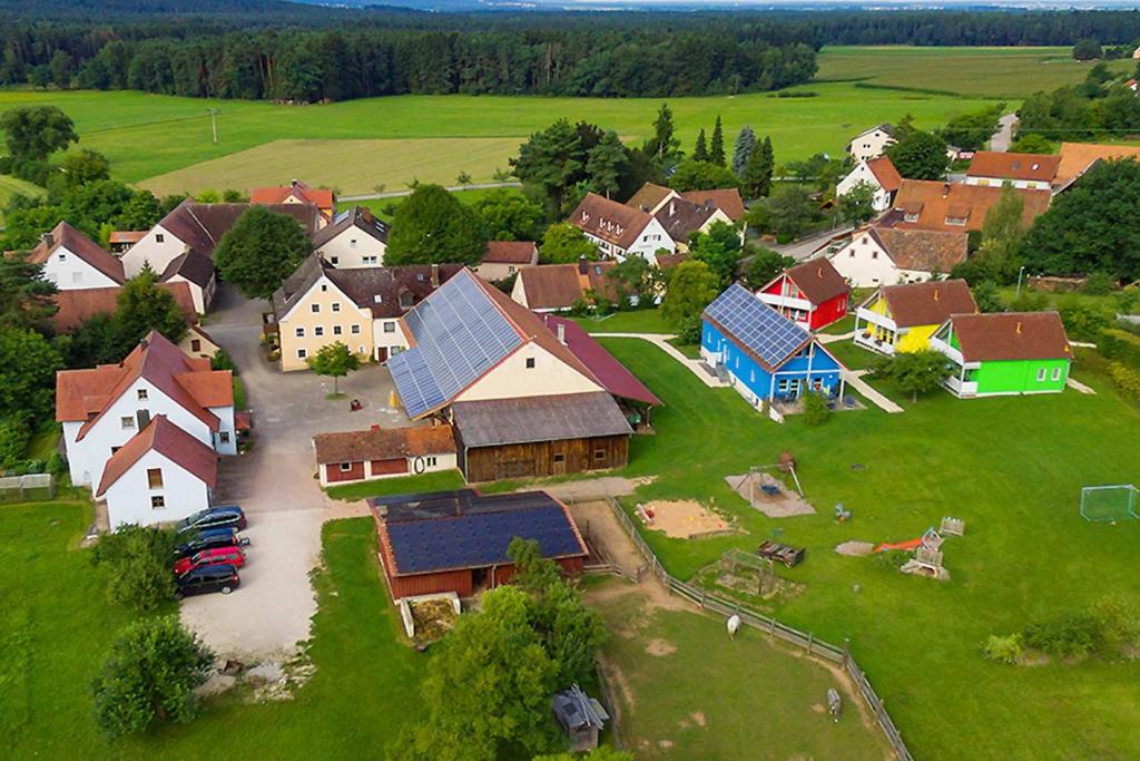 阿恩多夫Feriendorf Nehmeier的享有小村庄的空中景致,设有房屋