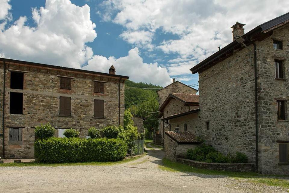 FerriereAlbergo diffuso Casa delle Favole的村里一条拥有石头建筑的小巷