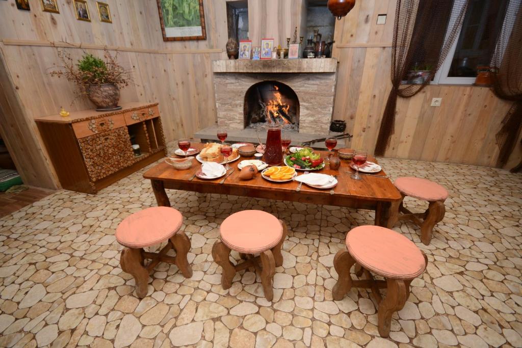 阿哈尔齐赫Guest House Nike的客房内的桌椅和壁炉