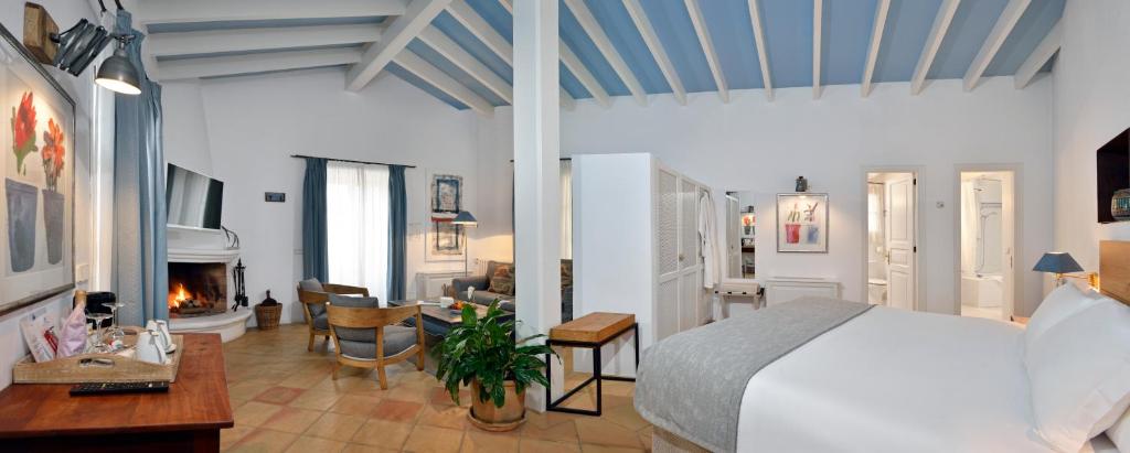 马略卡岛帕尔马圣洛伦索酒店 - 仅限成人的一间卧室设有一张床,客厅设有壁炉。