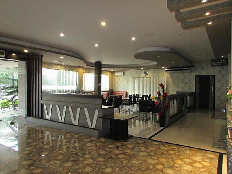 西冷Grand Krakatau Hotel Serang的酒店大堂,设有配备桌椅的餐厅