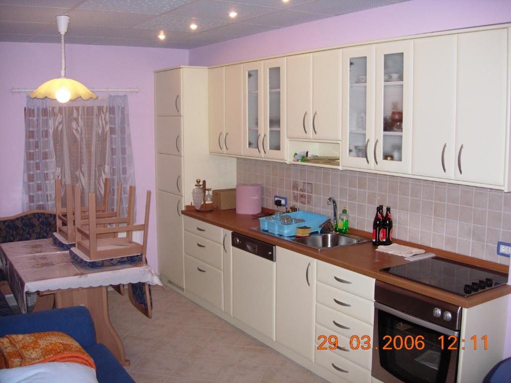 Zgornja SoricaHouse of relaxation的厨房配有白色橱柜和水槽