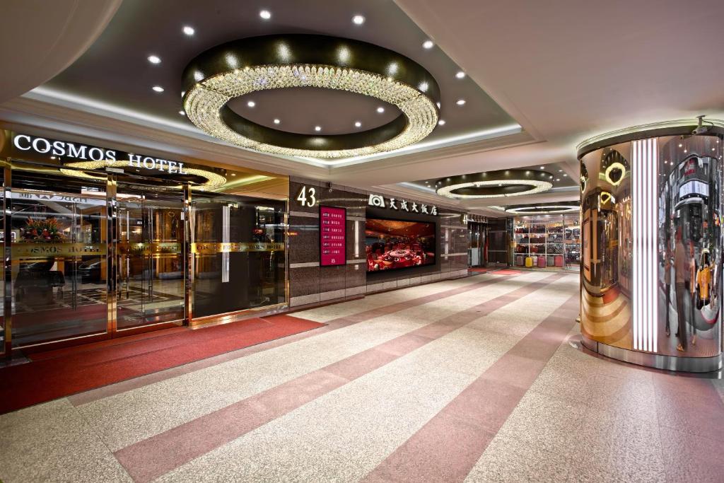 台北台北天成大饭店的一个带吊灯和更衣室的豪华商场