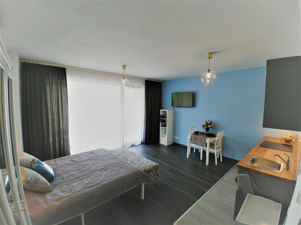 克拉科夫Apartamenty Retmana的卧室配有一张床和一张桌子