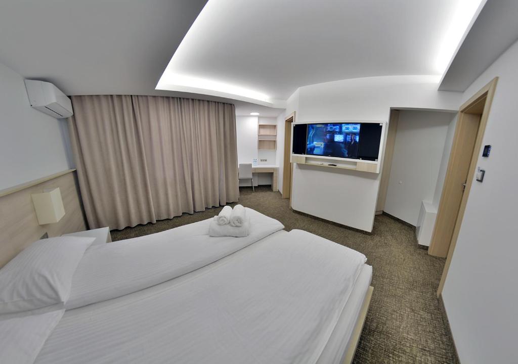 基希讷乌Apartment OneClickRent_05 - Smart House的酒店客房设有两张床和一台平面电视。