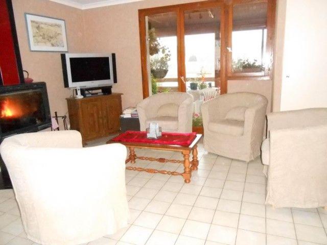 克卢尼Villa Agapenthe的客厅配有白色椅子和电视