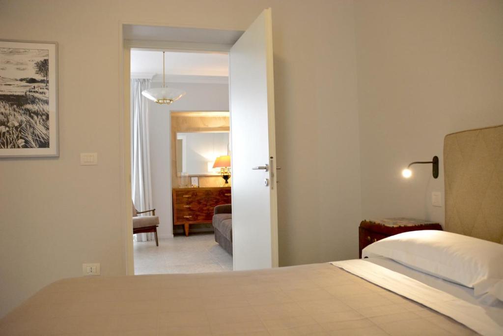 阿尔塔穆拉Vacanze Murgiane的一间卧室设有一张床和一间客厅。