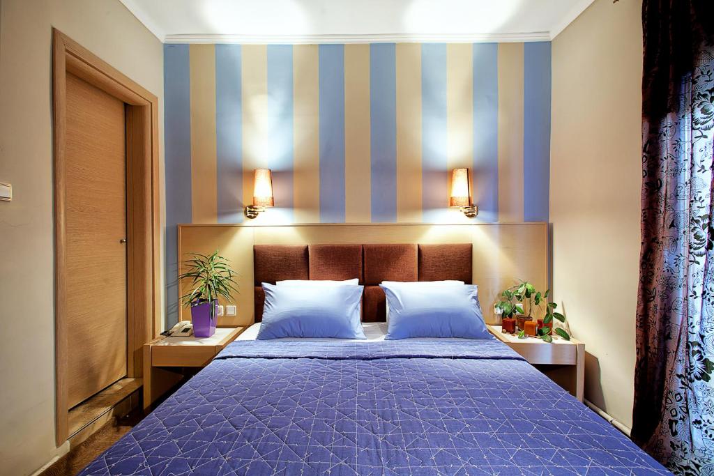 卡斯托里亚安纳斯塔希亚酒店的一间卧室配有一张带两个枕头的紫色床