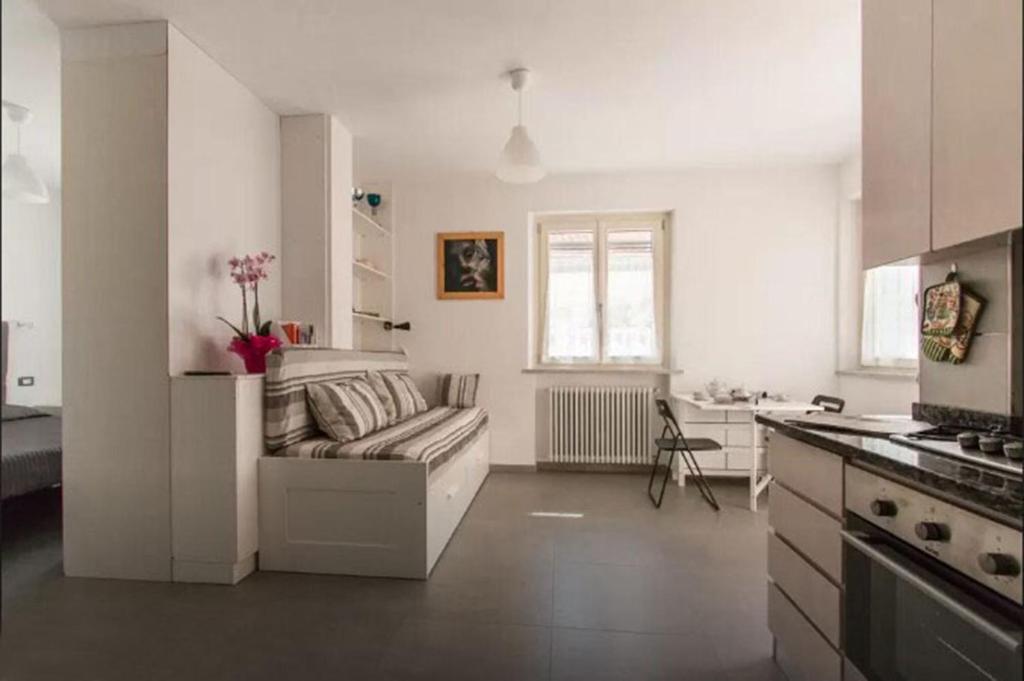 马萨Casa dei Marmi - in Toscana 10 min dal mare的带沙发的白色客厅和厨房