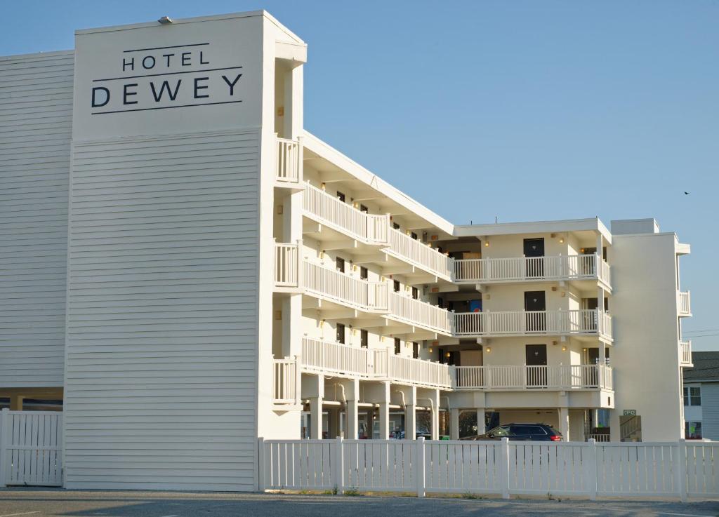 杜威海滩Hotel Dewey的建筑一侧的酒店开发商标志