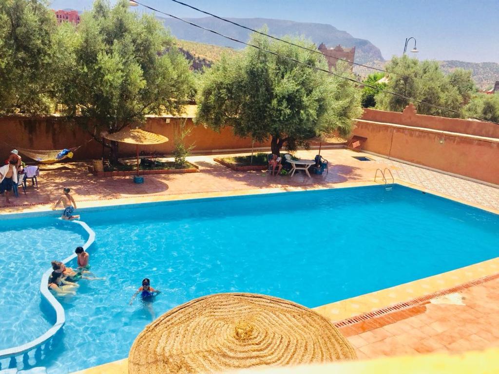 奥佐德法国橄榄树瀑布酒店的游泳池,人们在水中玩耍