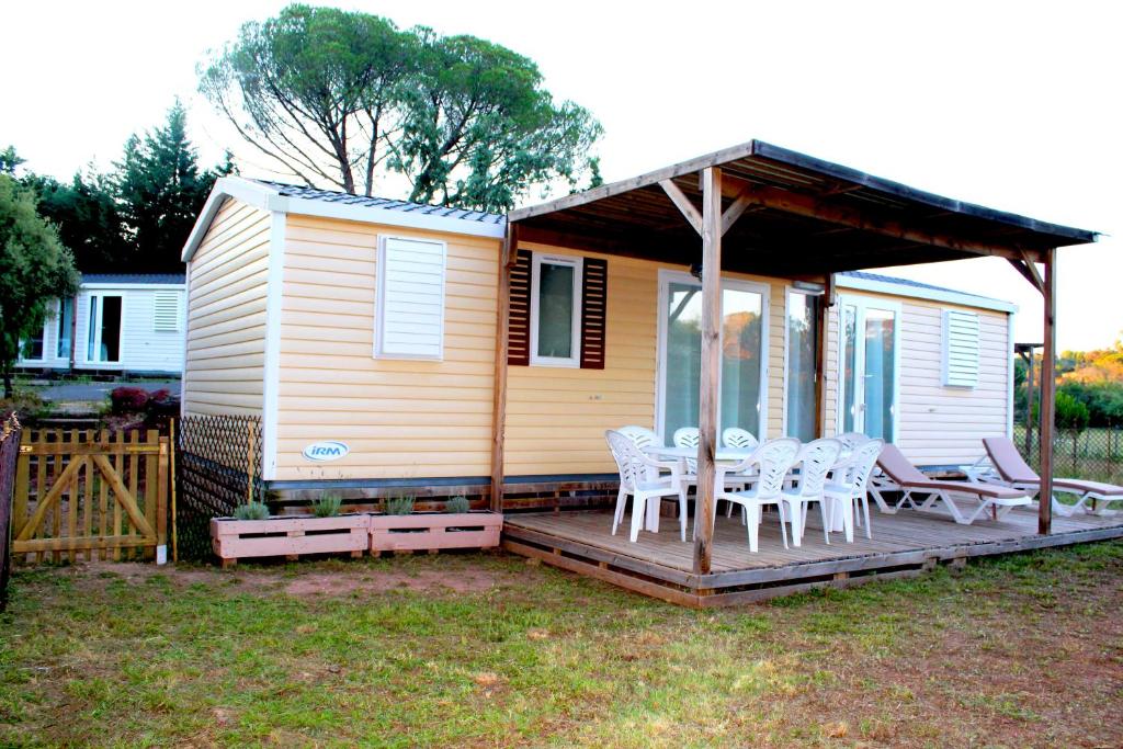 勒米伊Mobil home florida - camping les cigales - 4 étoiles的房屋设有躺椅和门廊