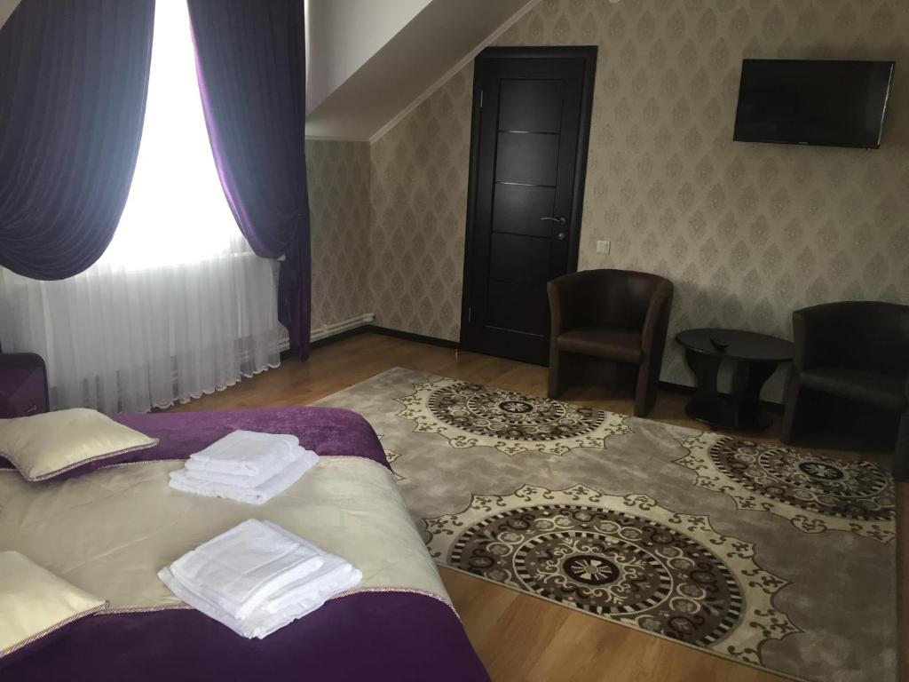 赫梅利尼克Hotel Europe的一间卧室配有带毛巾的床