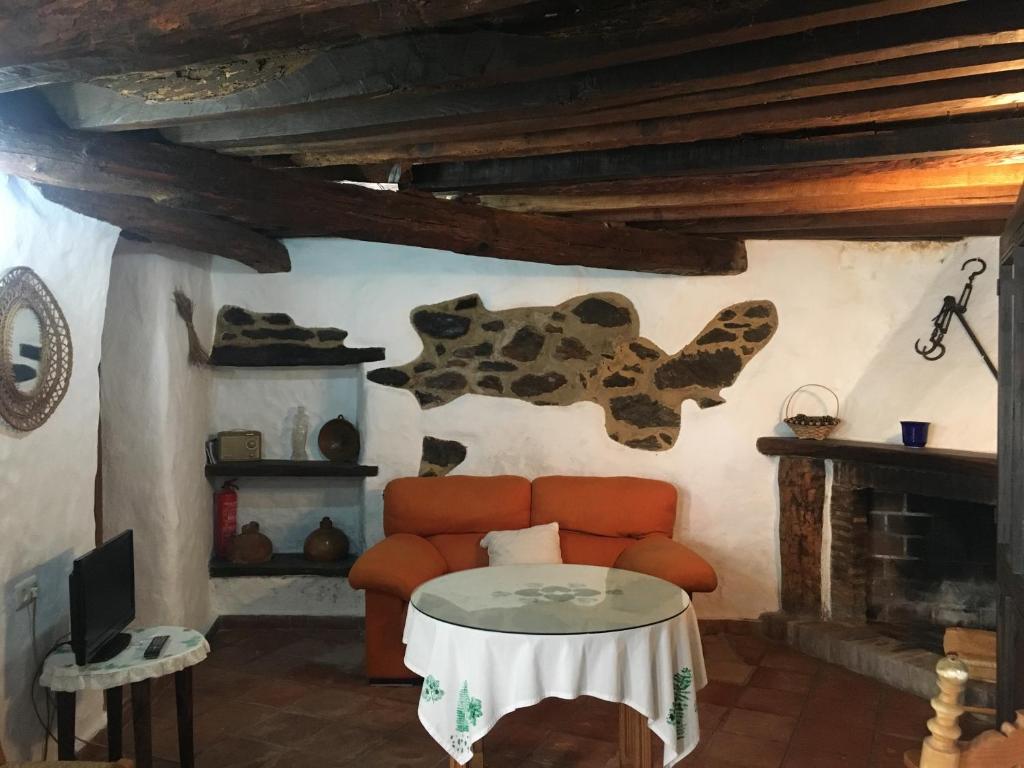 Jubrique卡萨拉蓬特度假屋的客厅配有沙发和桌子
