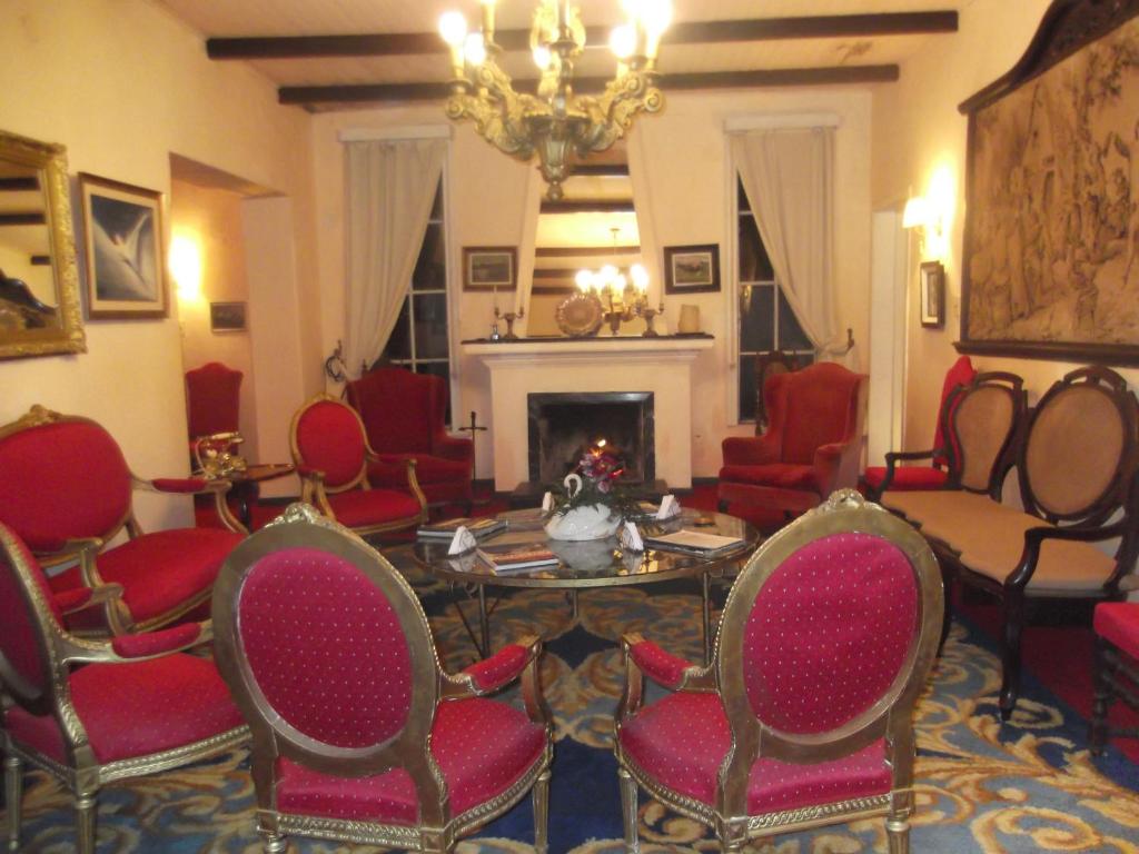 梅洛埃斯坦西亚罗萨里奥农家乐的客厅配有椅子、桌子和壁炉