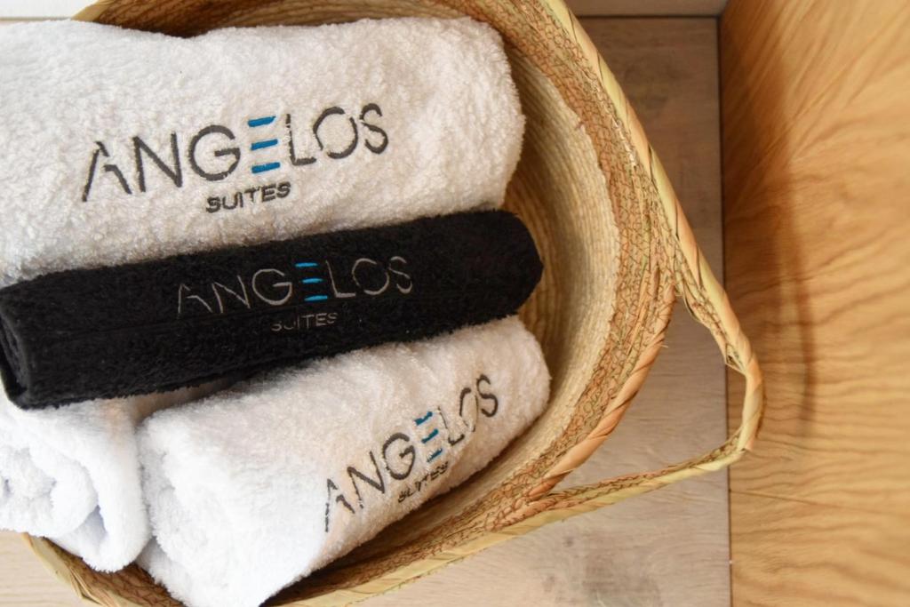 帕蒂迪里奥Angelos Boutique Suites的桌上装满毛巾的篮子