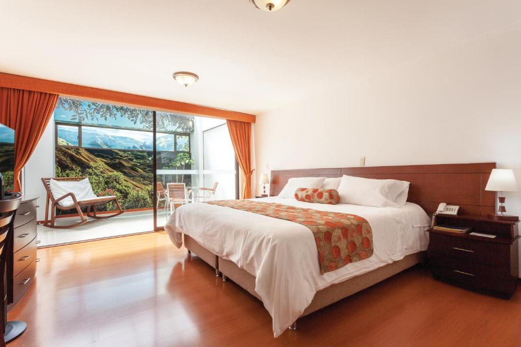 帕斯托奎利亚尔斯酒店的一间卧室设有一张大床和一个大窗户