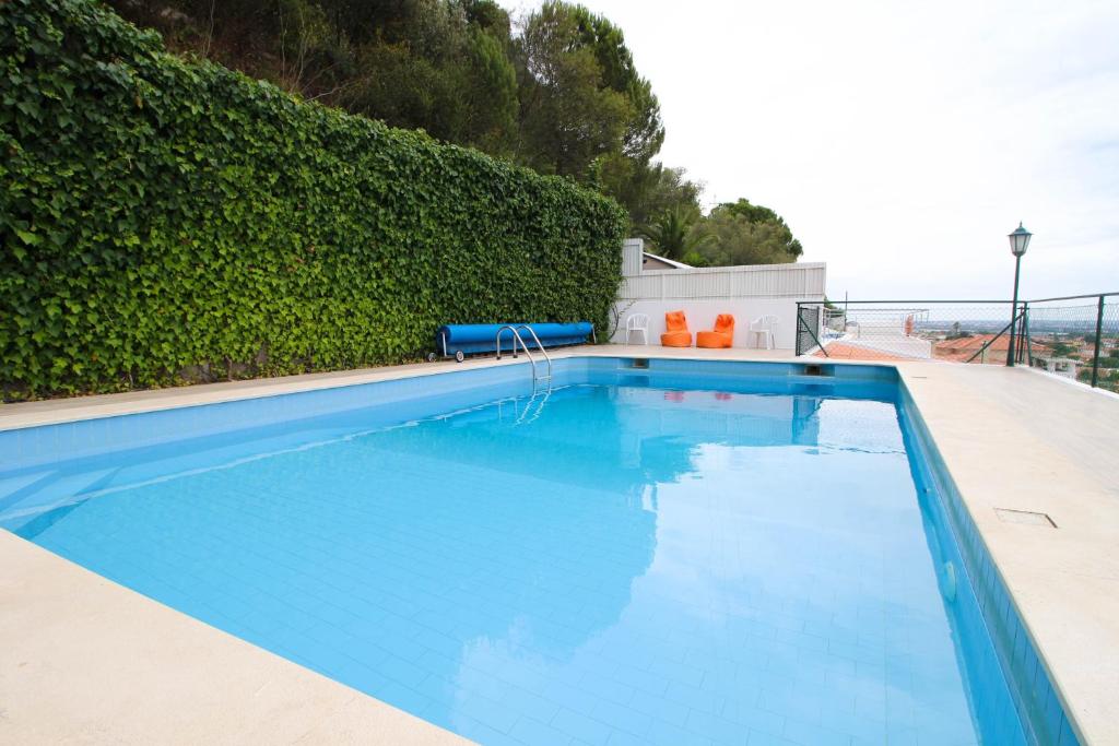 奎恩塔杜安乔Casa da Serra的 ⁇ 前的蓝色海水游泳池
