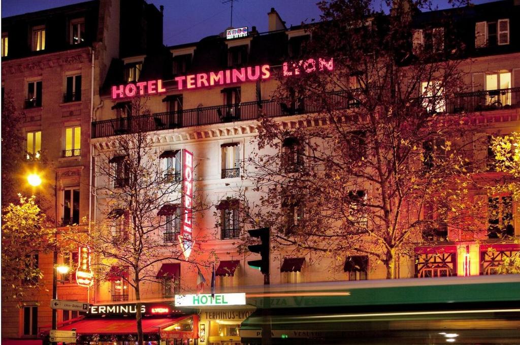 巴黎里昂终点酒店的一座建筑,有酒店发报机,晚上点燃