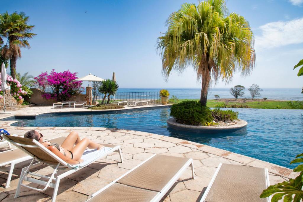 萨里索伦札拉萨里索伦札拉酒店的躺在游泳池旁椅子上的女人