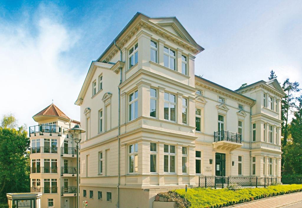 黑灵斯多夫Villa Usedom的大型白色建筑,设有窗户