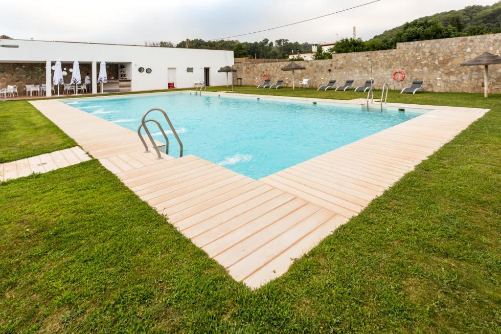 贝赫尔-德拉弗龙特拉Hotel Nómadas的一个带木步道的草地游泳池