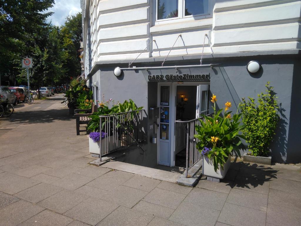 汉堡DARZ旅馆的前门,前门有鲜花
