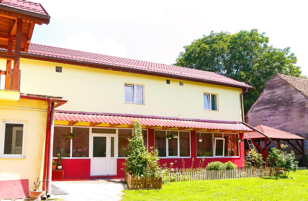 克里斯蒂安Casa Doboş的白色和红色的房子,带围栏