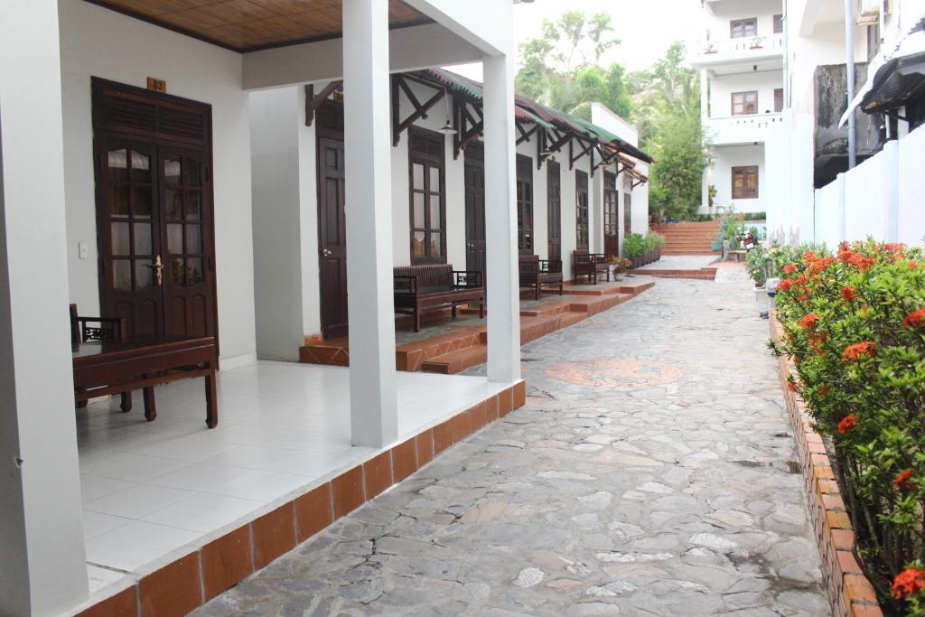 美奈明卡哈酒店的一条有石头走道的房子的走廊