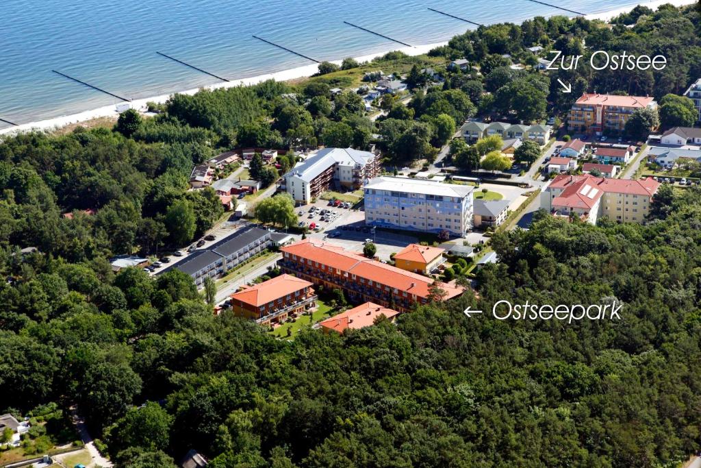 岑平Zempin Ostseepark WE 36 _Insel Use的享有小镇上方的建筑和树木美景