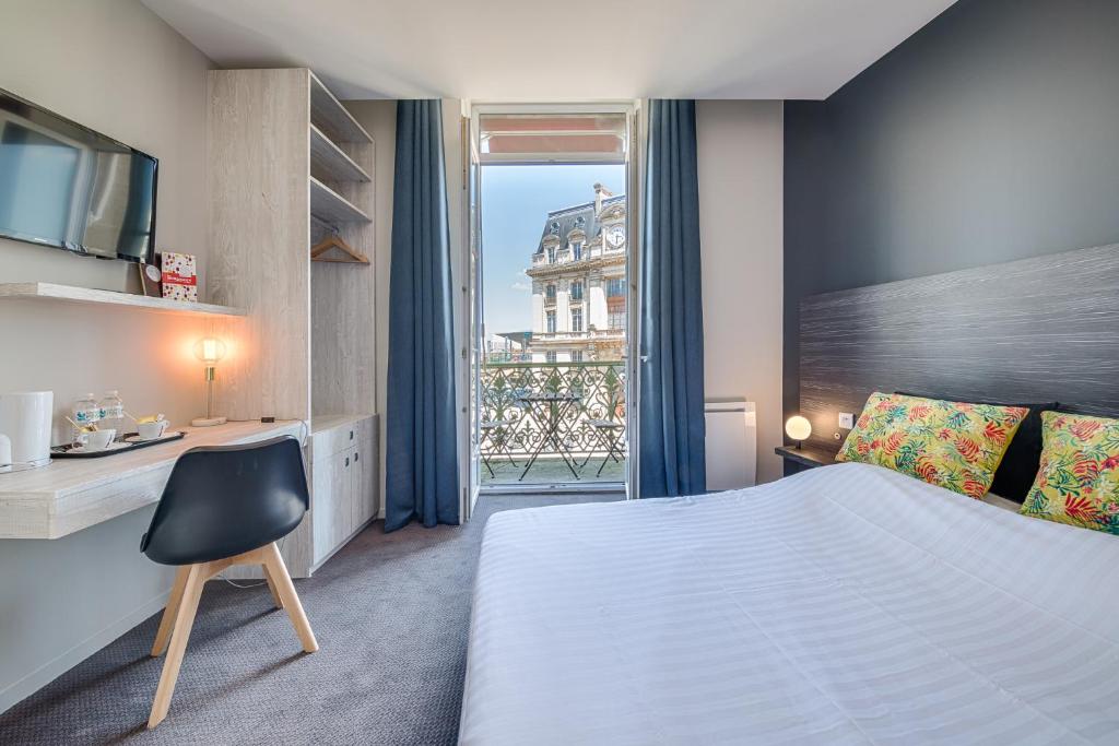 波尔多BDX Hôtel - Gare Saint-Jean的酒店客房设有床和窗户。