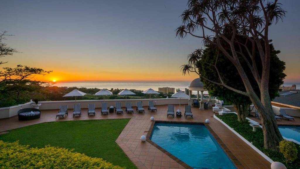 阿曼济姆托蒂精品景观水疗度假酒店的享有日落美景的度假村游泳池