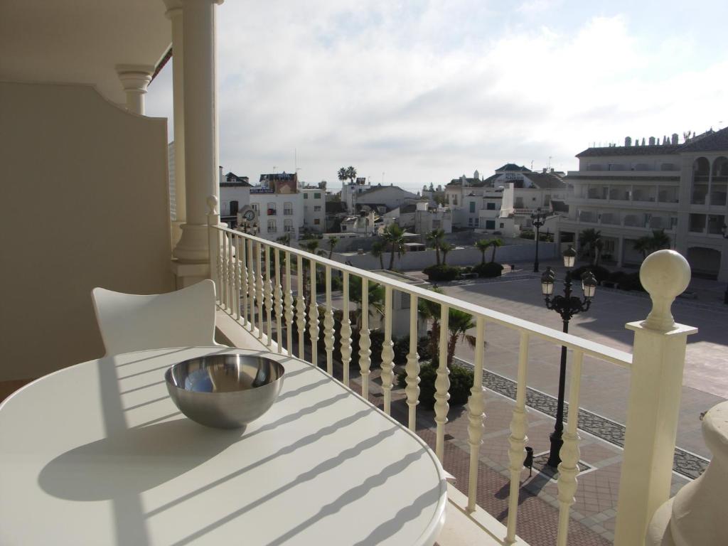 内尔哈西班牙广场公寓酒店的观景阳台的桌上碗