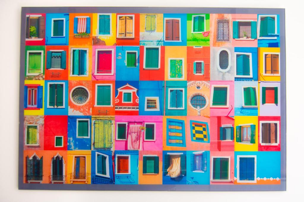 罗马Appartamento Tadolini的一组彩色窗户的画
