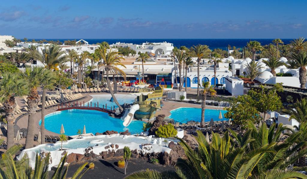 科斯塔特吉塞H10套房兰萨罗特岛花园度假酒店的享有度假胜地的空中景致,设有2个游泳池
