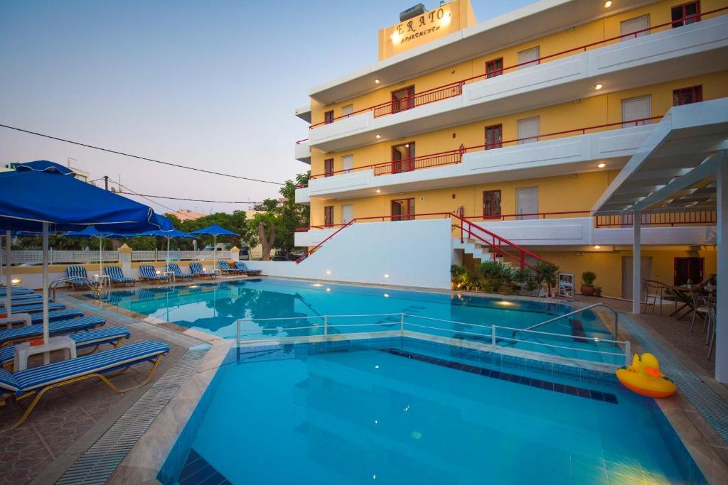 科斯镇埃拉托公寓式酒店的酒店前的游泳池
