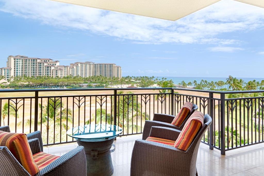 卡波雷Sixth Floor Villa with Sunrise View - Beach Tower at Ko Olina Beach Villas Resort的阳台配有椅子,享有海景。