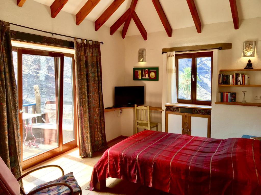 巴耶格兰雷伊Casa Bonita的一间卧室配有一张带红色毯子的床