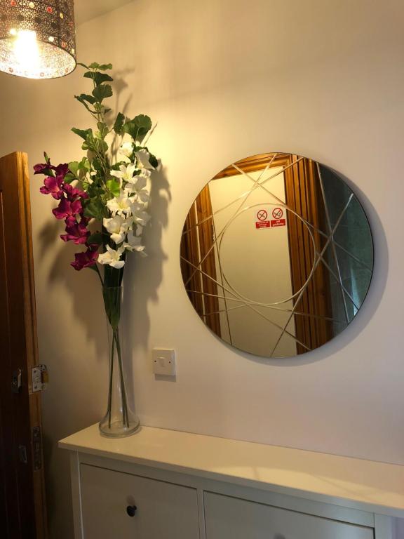 伦敦Luxurious Apartment "N22"的花瓶,花瓶在带镜子的柜台上