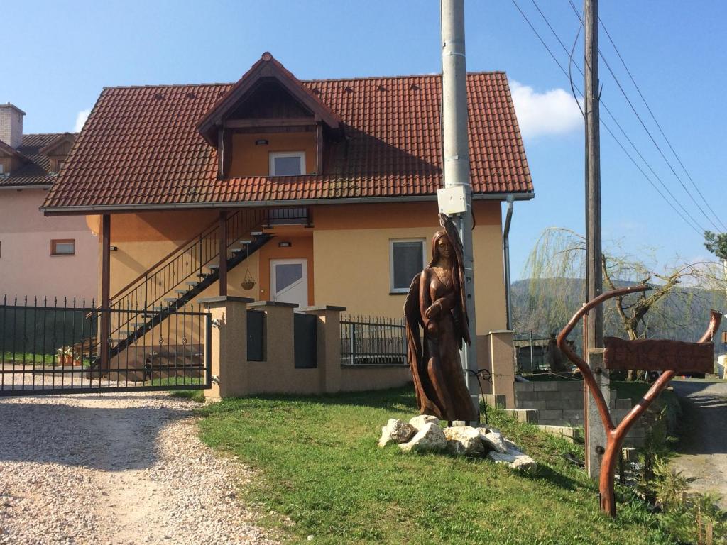 赫拉布斯Ubytovanie Emka的房屋前的马雕像