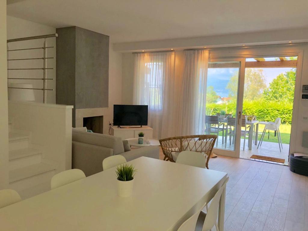 加达湖畔帕登赫Italia Living Villa的客厅配有沙发和桌椅