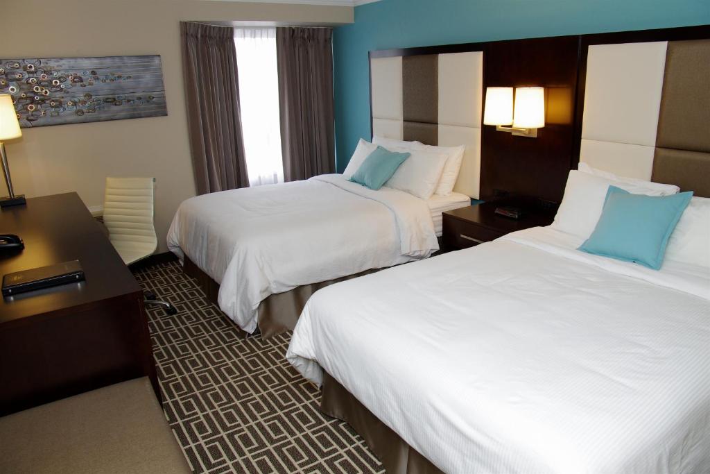 汉密尔顿旅游者酒店的酒店客房配有两张床和一张书桌