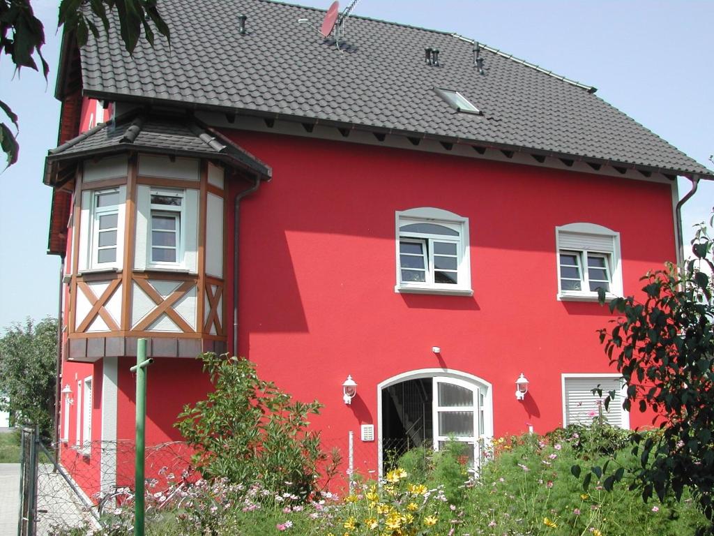 吉贝尔施塔特鲁茨法兰克客栈的黑色屋顶的红色房子