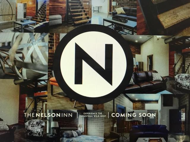 谢里登The Nelson Inn的带有标志的客厅照片的拼贴