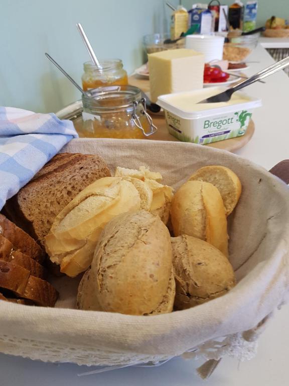 埃克勒Nalles Gästhem的桌上装满面包和其他食物的碗