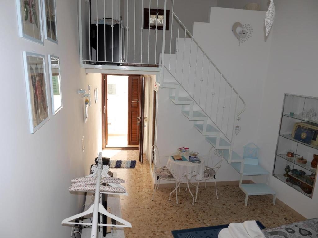 滨海波利尼亚诺La Casa Di Nicole的楼梯间,带桌子和楼梯的楼梯间