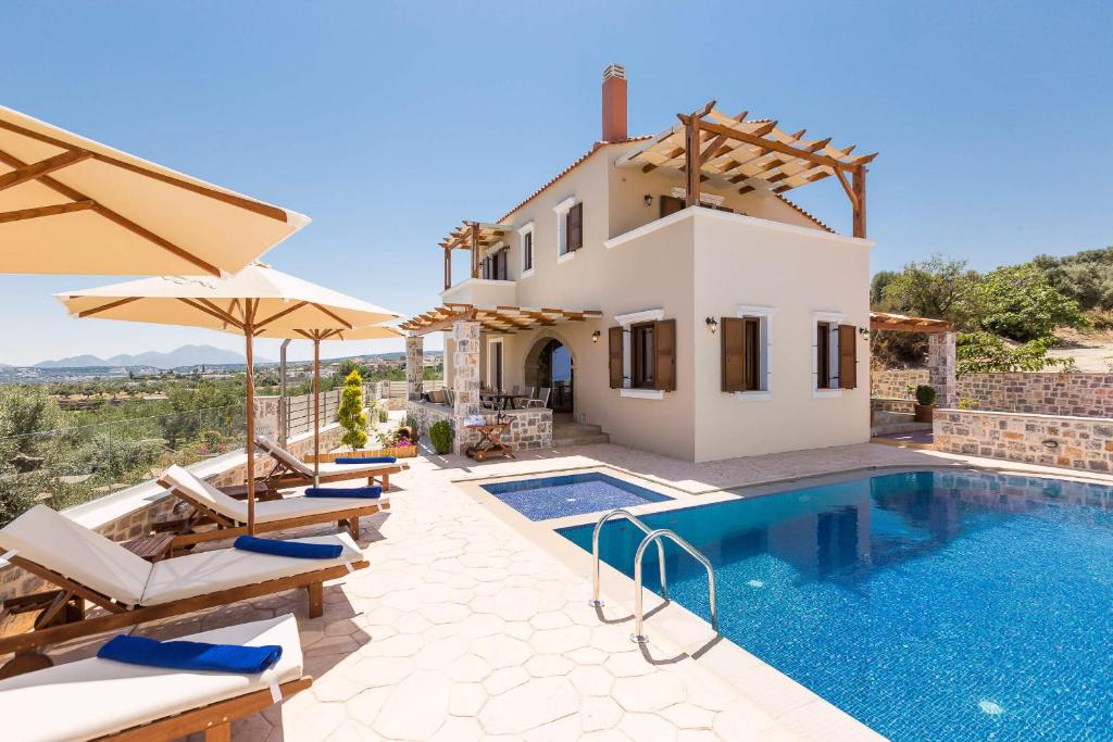 KiriánnaNew Villa Katifes with Pool, Walk to Amenities & Amazing Views!的一座带游泳池和房子的别墅