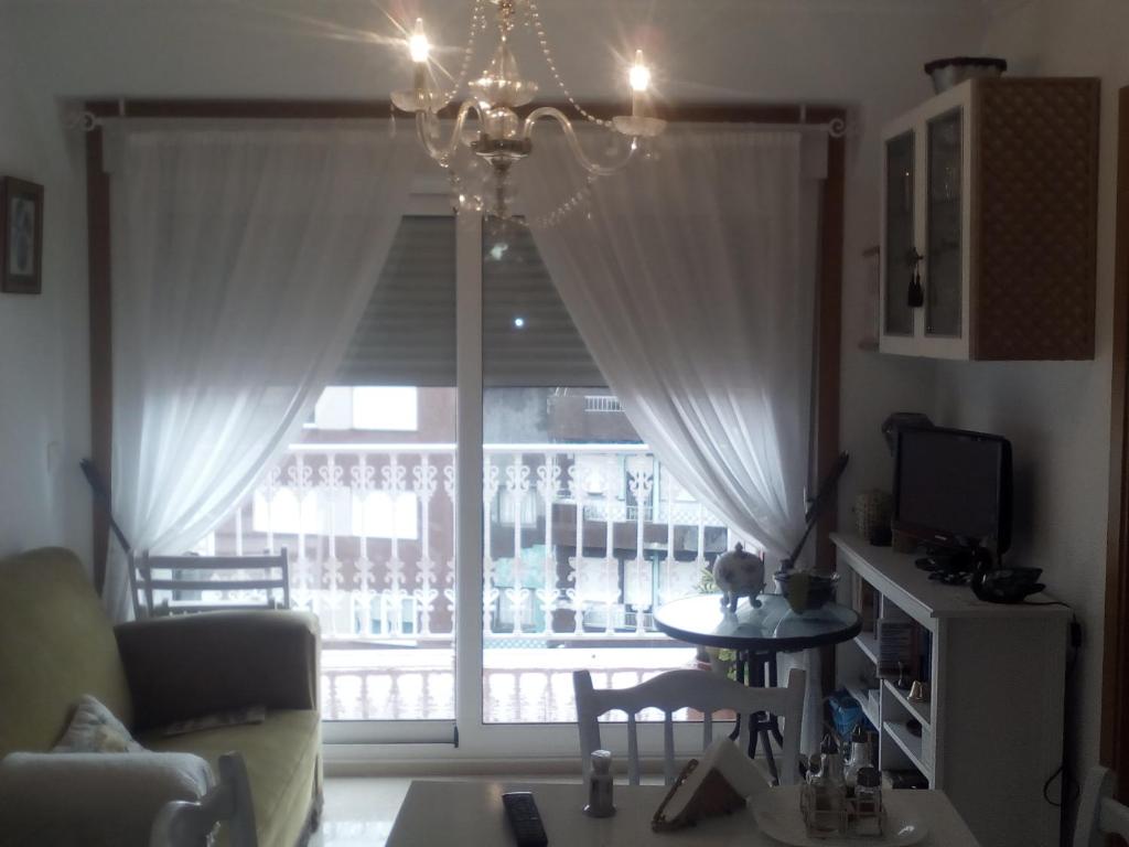 博伊罗Apartamento de playa的客厅配有吊灯和大窗户