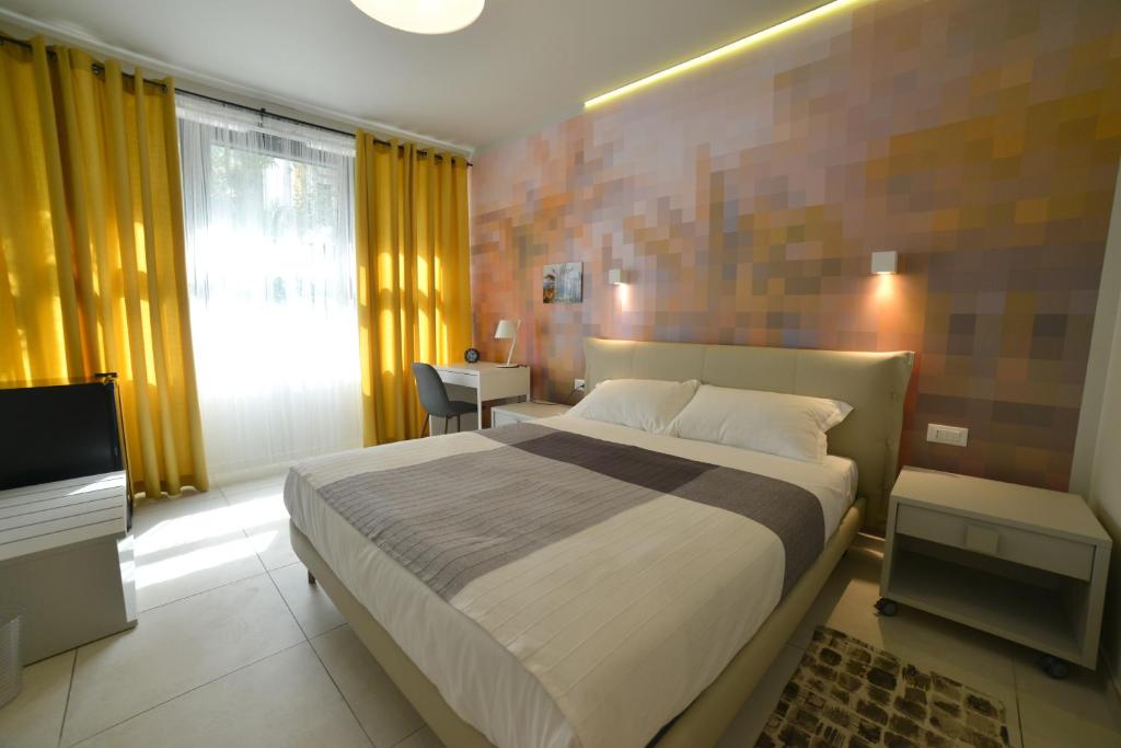 博尔迪盖拉Hotel Villa MIKI的一间卧室配有一张大床和电视